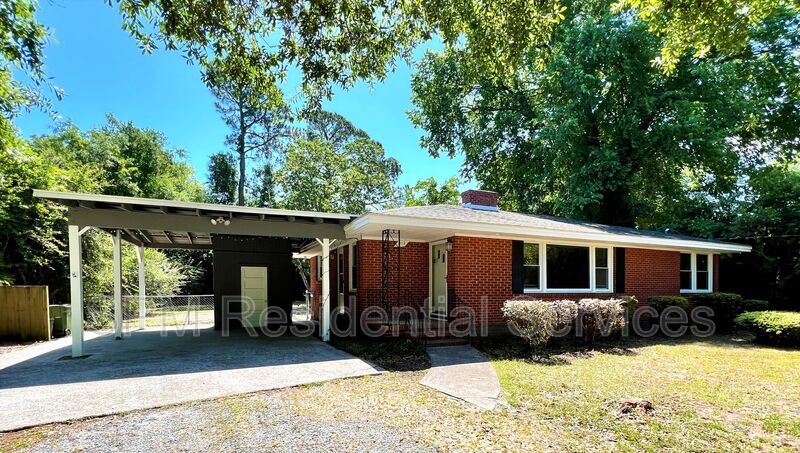 3 Bedroom w/fenced in back yard and BRAND-NEW Kitchen! property image