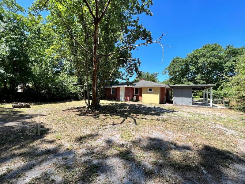 3 Bedroom w/fenced in back yard and BRAND-NEW Kitchen! property image