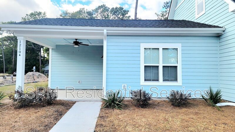 OAK CREST- Walking Distance to UNCW--Includes washer/dryer! property image