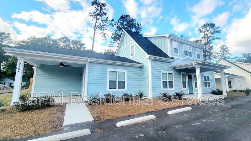 OAK CREST- Walking Distance to UNCW--Includes washer/dryer! property image