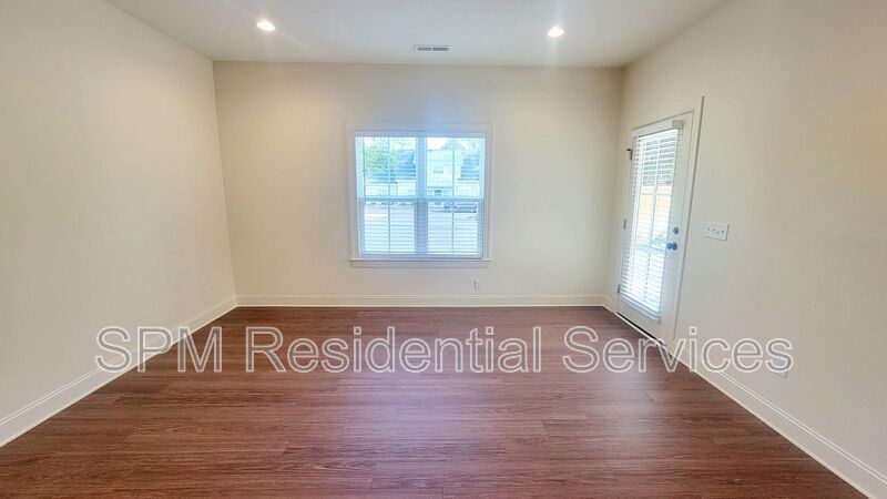 OAK CREST- Walking Distance to UNCW--Includes washer/dryer! property image