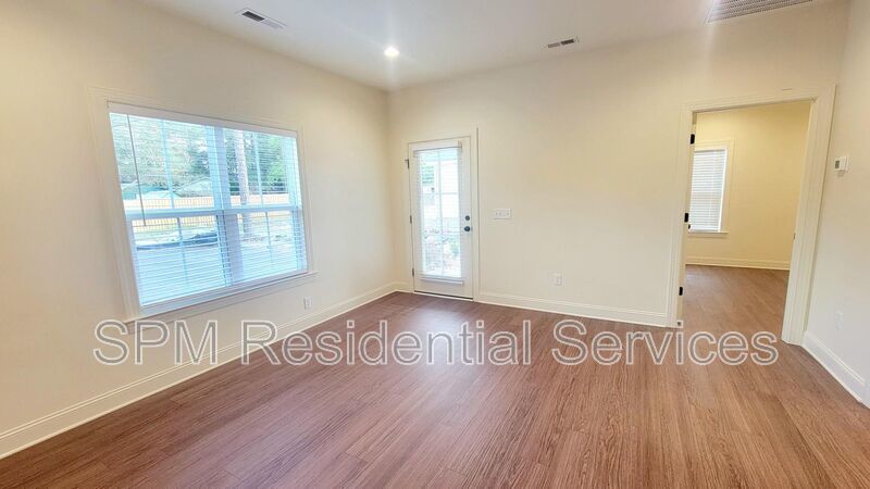 OAK CREST- Walking Distance to UNCW--Includes washer/dryer! property image