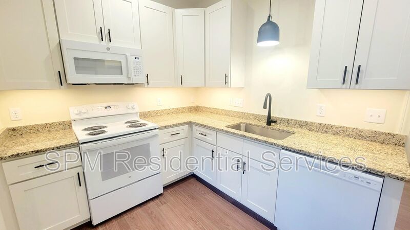 OAK CREST- Walking Distance to UNCW--Includes washer/dryer! property image