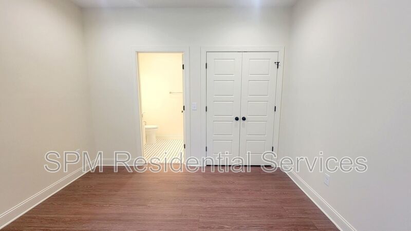 OAK CREST- Walking Distance to UNCW--Includes washer/dryer! property image