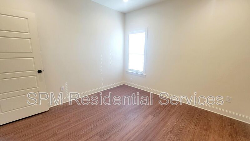 OAK CREST- Walking Distance to UNCW--Includes washer/dryer! property image