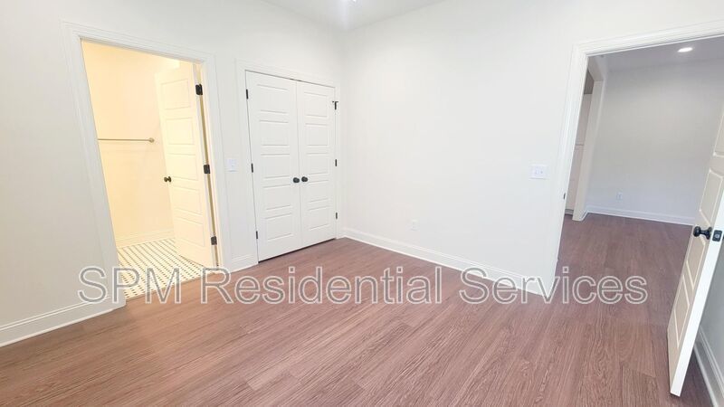 OAK CREST- Walking Distance to UNCW--Includes washer/dryer! property image