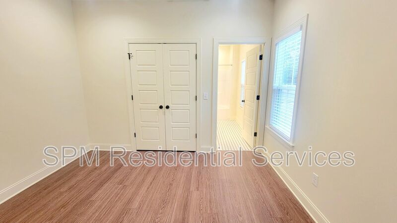 OAK CREST- Walking Distance to UNCW--Includes washer/dryer! property image
