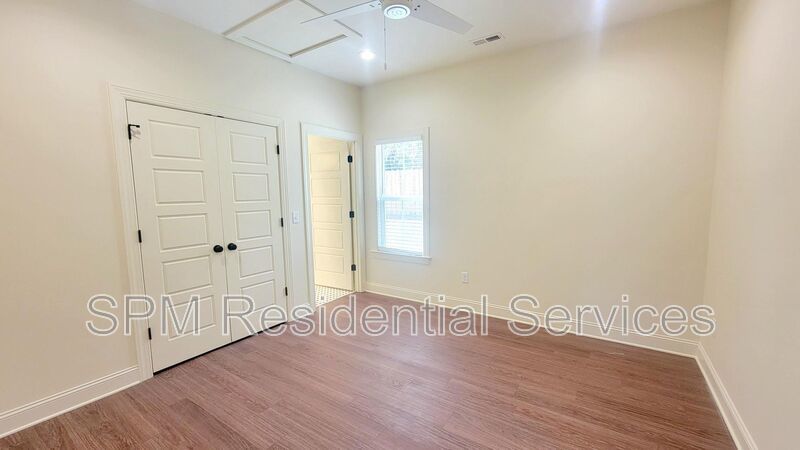 OAK CREST- Walking Distance to UNCW--Includes washer/dryer! property image