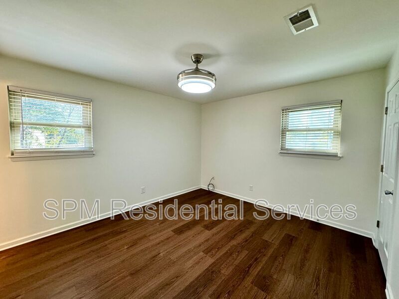 WESTCHESTER Community 3 Bedroom 2 Bath Pet Friendly Fenced back yard property image