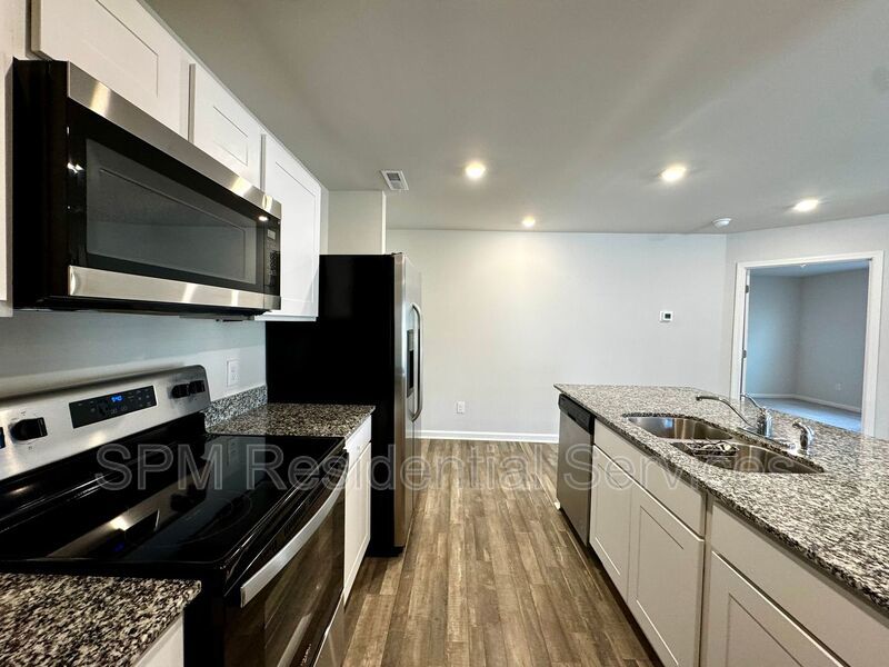 **NO APPLICATION FEES! ** Close to Oak Island, great yard. property image
