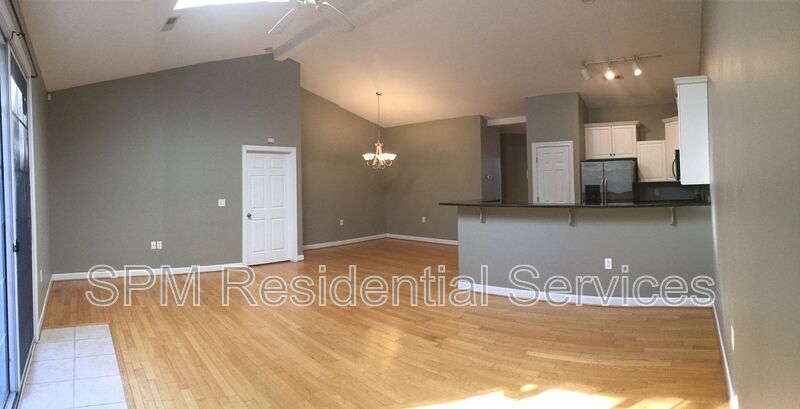 3 Bedrooms, with fenced in back yard and garage! property image
