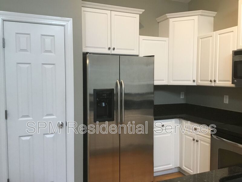 3 Bedrooms, with fenced in back yard and garage! property image