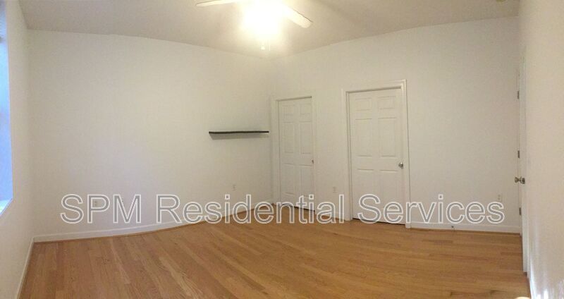 3 Bedrooms, with fenced in back yard and garage! property image