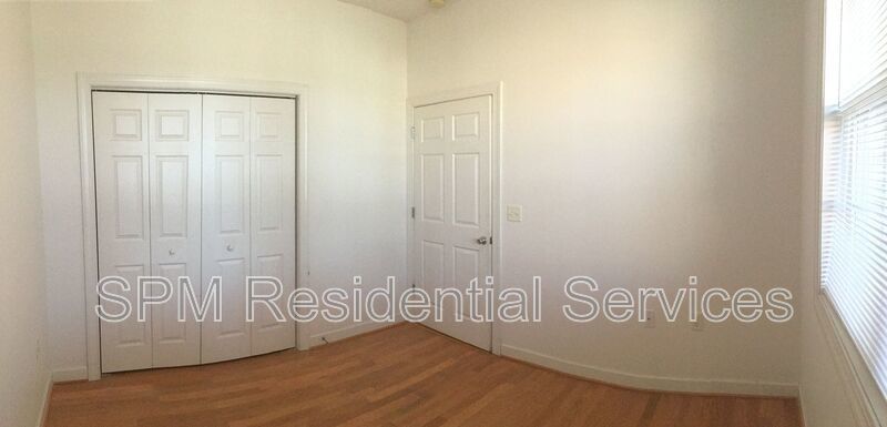 3 Bedrooms, with fenced in back yard and garage! property image
