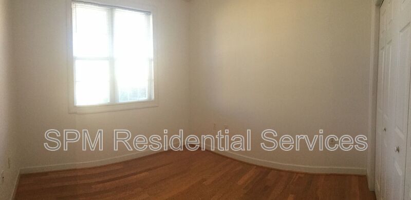 3 Bedrooms, with fenced in back yard and garage! property image