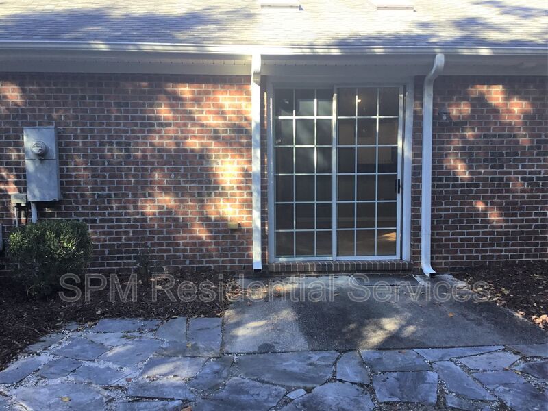 3 Bedrooms, with fenced in back yard and garage! property image