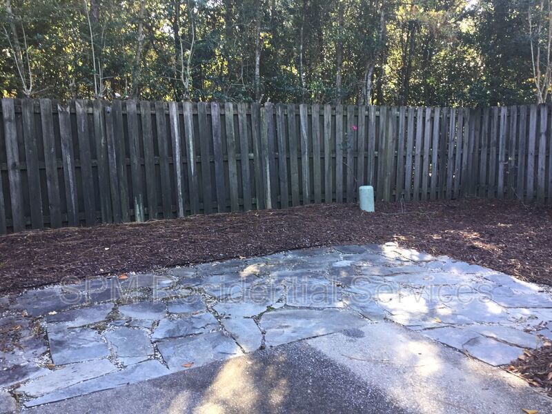 3 Bedrooms, with fenced in back yard and garage! property image
