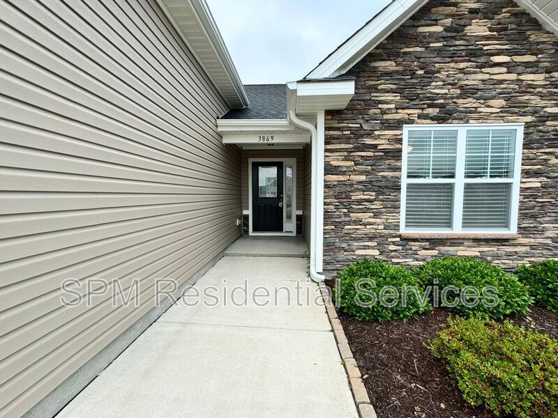 Fully fenced in yard, community pool 4 Bedroom house property image