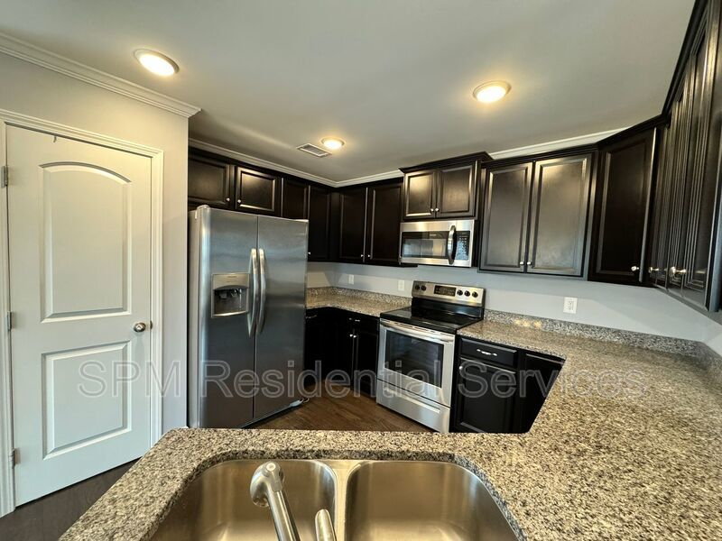 Fully fenced in yard, community pool 4 Bedroom house property image