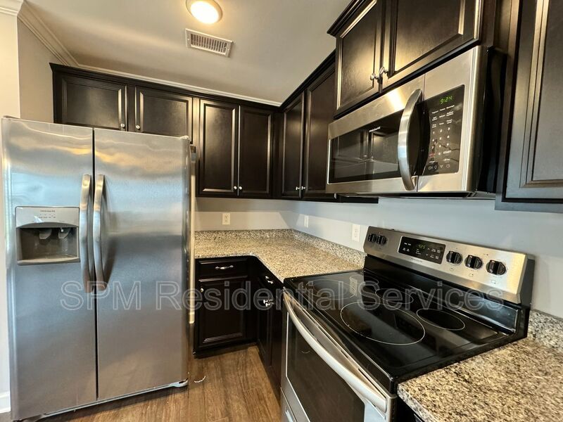 Fully fenced in yard, community pool 4 Bedroom house property image