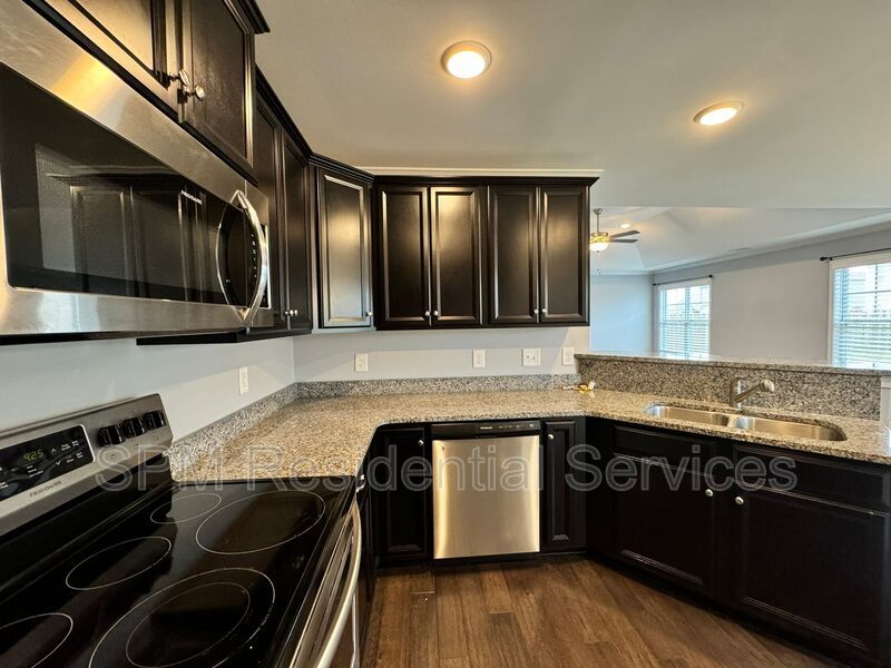 Fully fenced in yard, community pool 4 Bedroom house property image