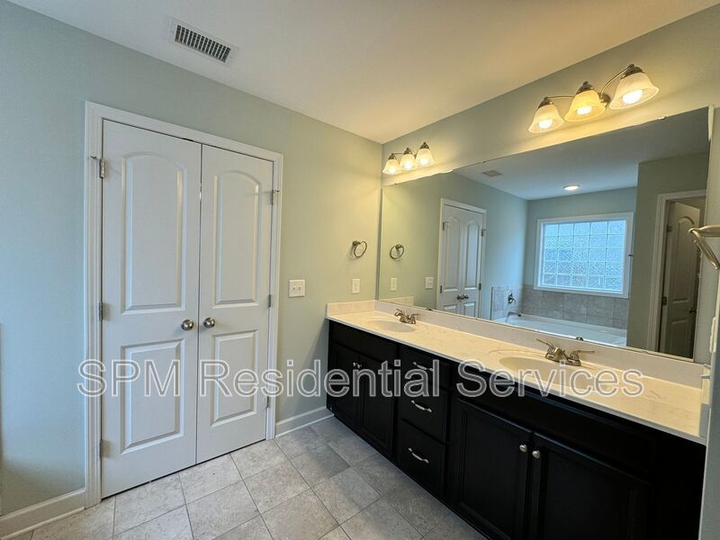 Fully fenced in yard, community pool 4 Bedroom house property image