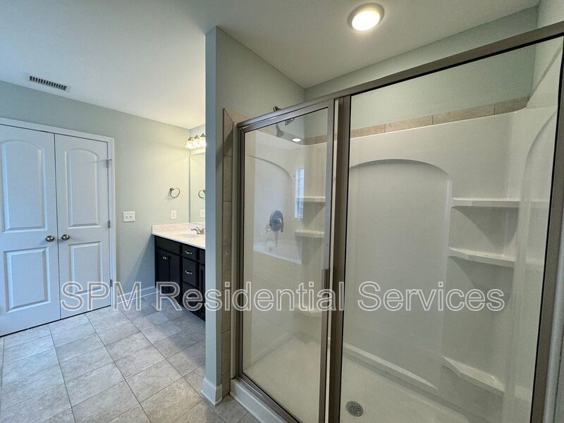 Fully fenced in yard, community pool 4 Bedroom house property image