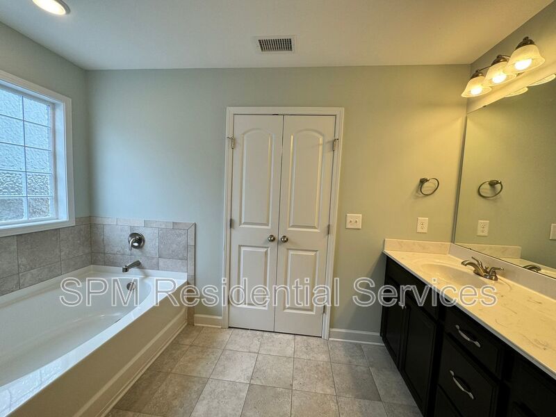 Fully fenced in yard, community pool 4 Bedroom house property image