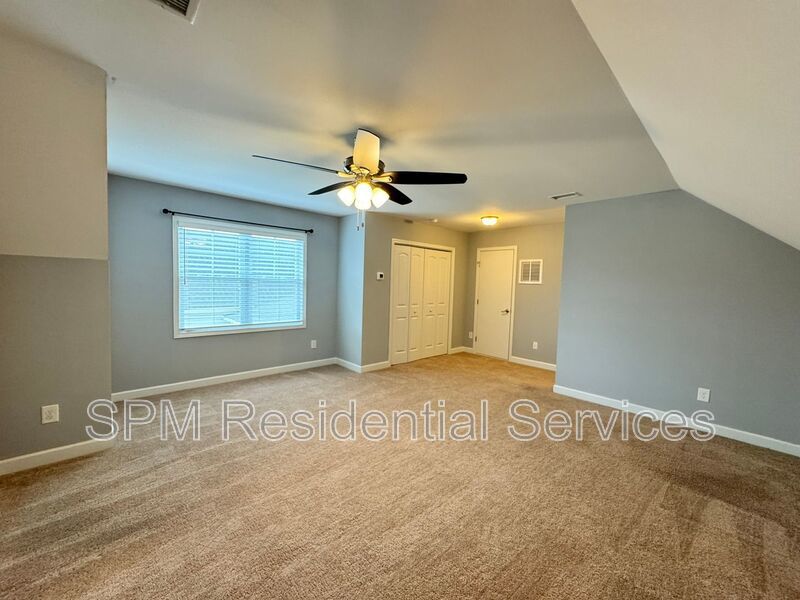 Fully fenced in yard, community pool 4 Bedroom house property image