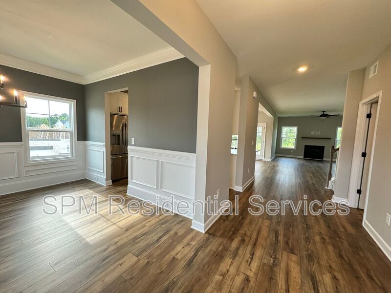 Great amenities, Screen-in porch, Covered front porch. property image