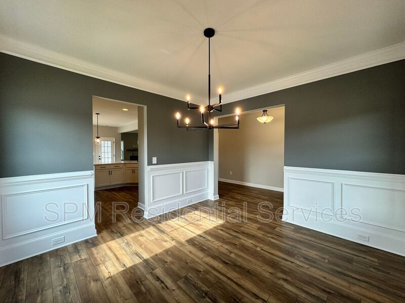 Great amenities, Screen-in porch, Covered front porch. property image
