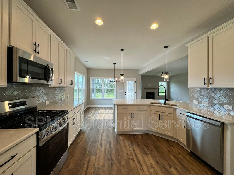 Great amenities, Screen-in porch, Covered front porch. property image