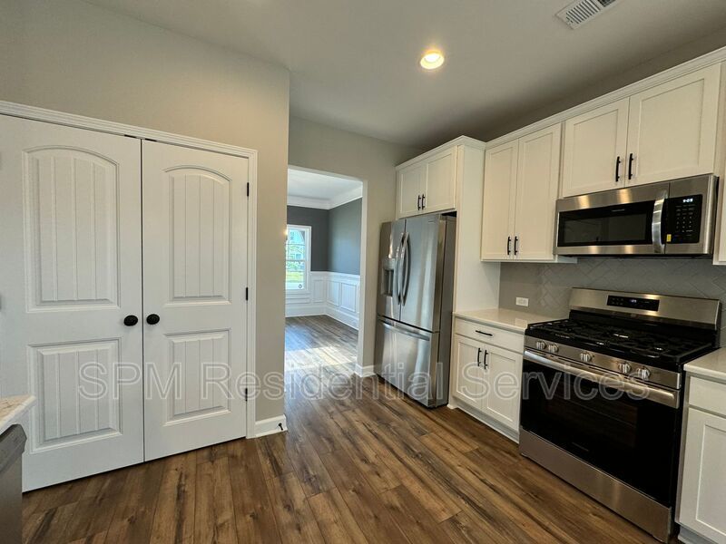 Great amenities, Screen-in porch, Covered front porch. property image