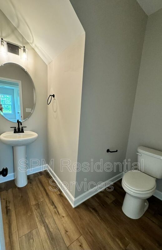 Great amenities, Screen-in porch, Covered front porch. property image