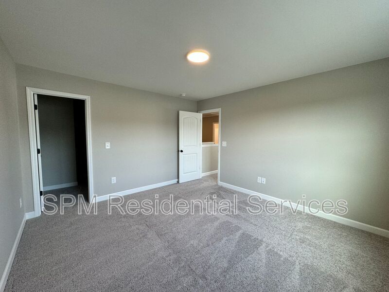 Great amenities, Screen-in porch, Covered front porch. property image