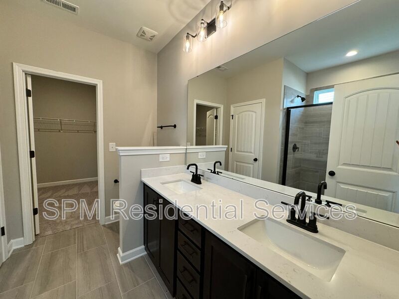 Great amenities, Screen-in porch, Covered front porch. property image