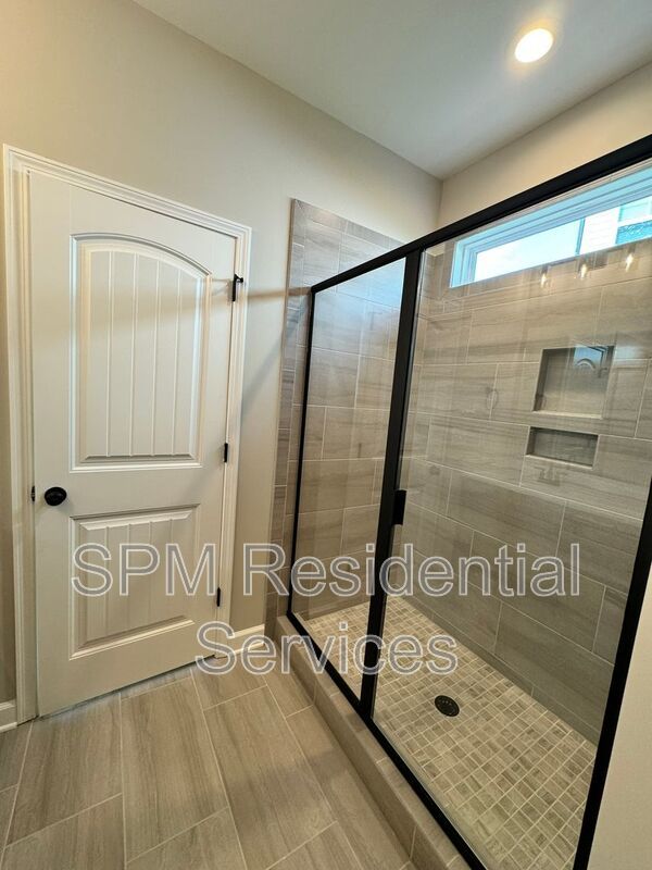 Great amenities, Screen-in porch, Covered front porch. property image