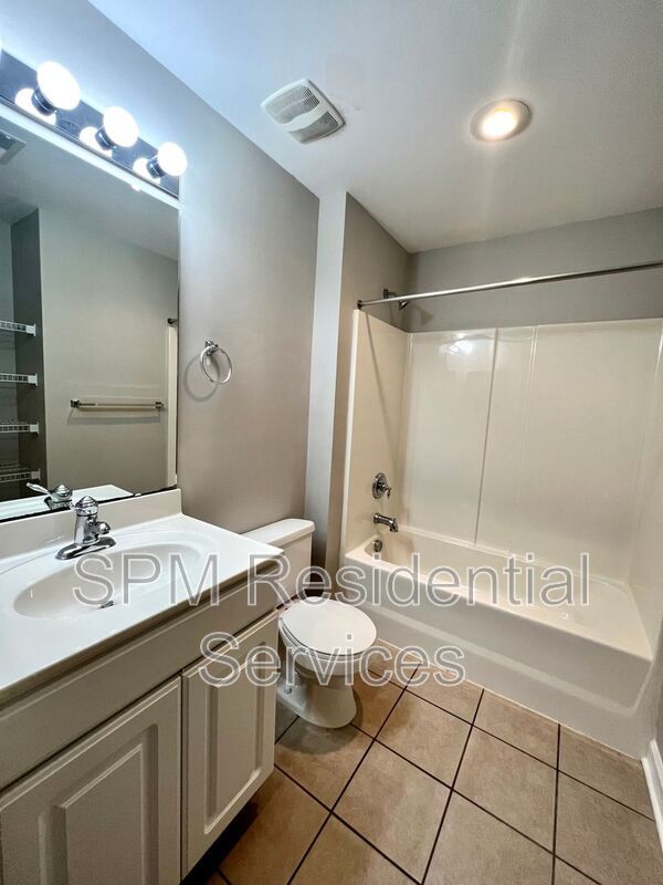1st Floor Condo with Upgraded Kitchen and Community Amenities property image