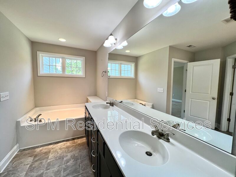 Community Pool, Playground, close Belville Park and Restaurants. property image