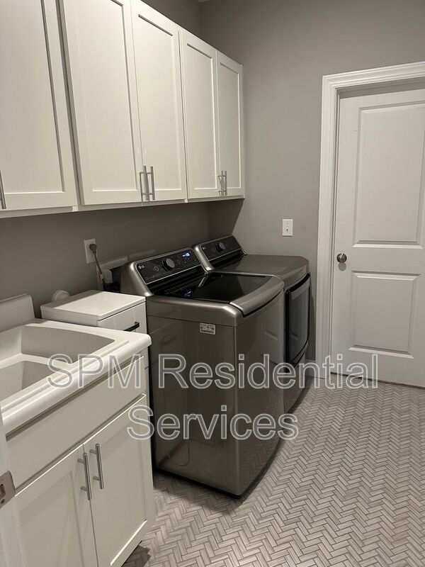 4 Bedroom 2 Story Beautiful Home with Community Pool property image