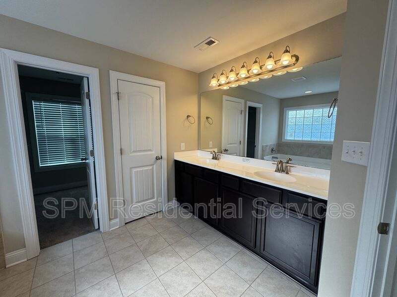 4 Bedroom, 2,400+ Sq Ft, Built 2019, 2-Car Garage, Pet Friendly - Oyster Landing property image
