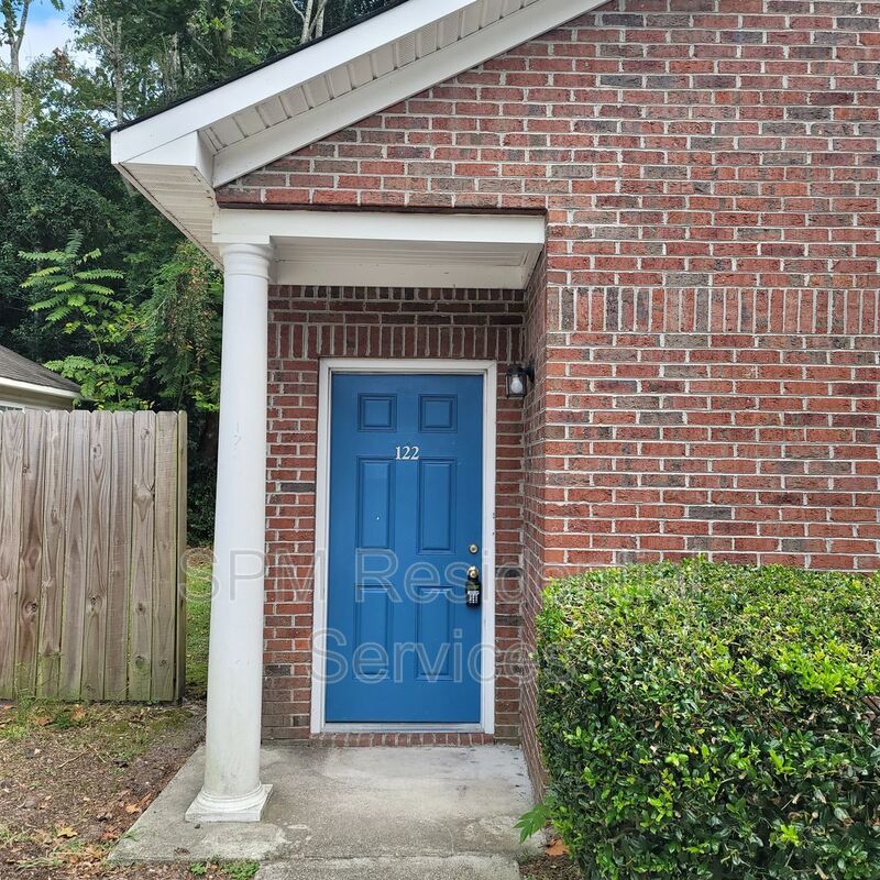 Lake Avenue Patio Homes - Tile Floors & Vaulted Ceilings property image