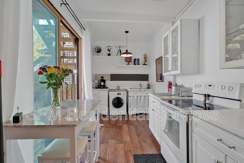 Historic Downtown Wilmington 1 Bed/1 Bath - Washer/Dryer Incl, Less Than 1 Mile from the Cape Fear Riverfront property image