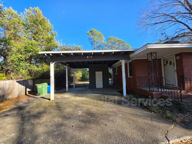 3 Bedroom w/fenced in back yard and BRAND-NEW Kitchen! property image