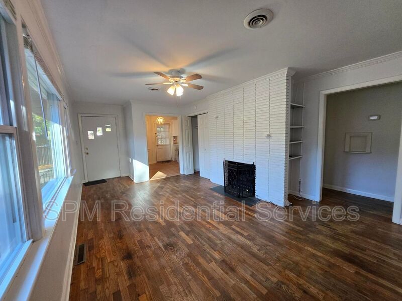 3 Bedroom w/fenced in back yard and BRAND-NEW Kitchen! property image