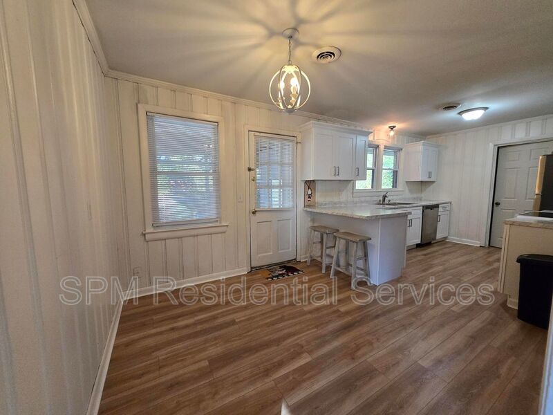 3 Bedroom w/fenced in back yard and BRAND-NEW Kitchen! property image