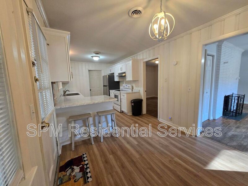 3 Bedroom w/fenced in back yard and BRAND-NEW Kitchen! property image