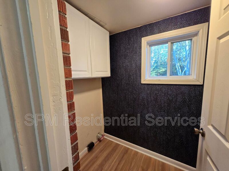 3 Bedroom w/fenced in back yard and BRAND-NEW Kitchen! property image