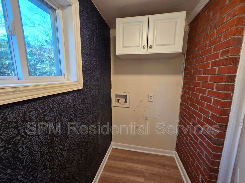 3 Bedroom w/fenced in back yard and BRAND-NEW Kitchen! property image