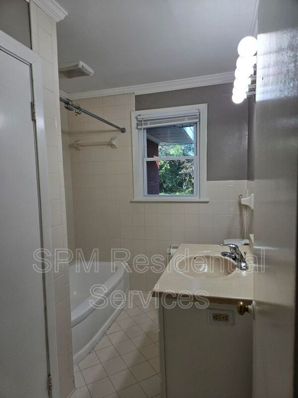 3 Bedroom w/fenced in back yard and BRAND-NEW Kitchen! property image